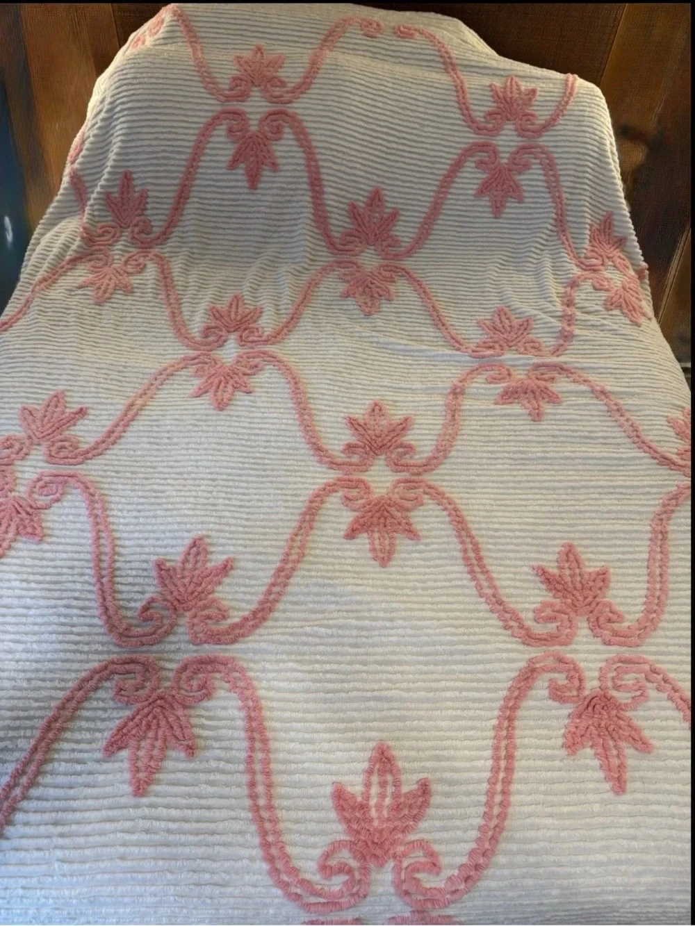 Vintage White Chenille Bedspread Pink Floral No Tags Beautiful Condition 90x105